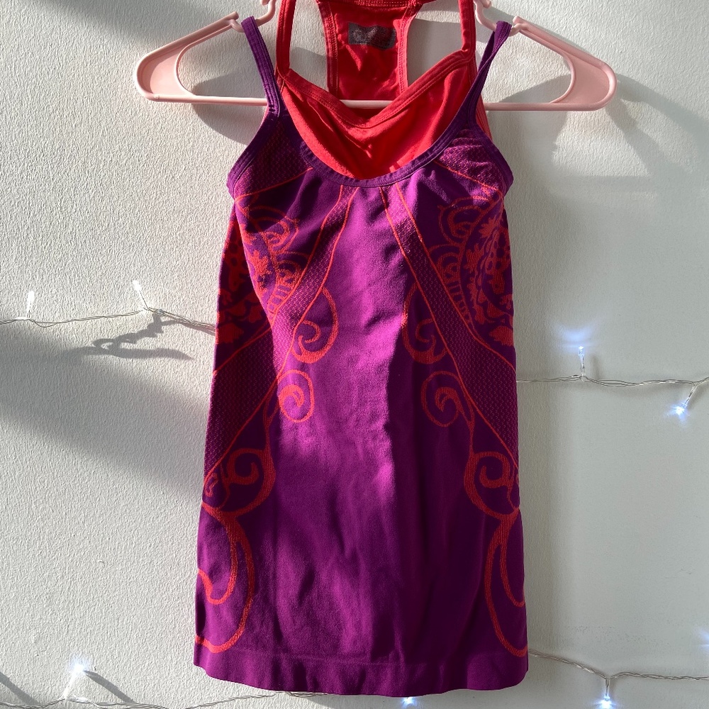 10/$15 ATHLETA fitted tank top with built in bra size XS colorful and fun euc